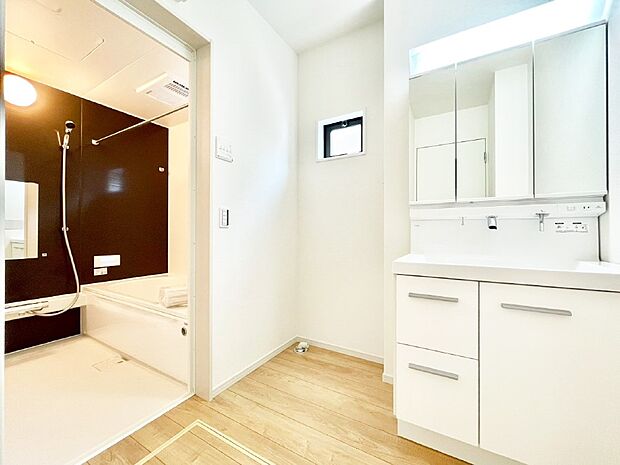 清潔感のある快適空間です。毎日の身支度も気持ち良くお使い頂けます。 