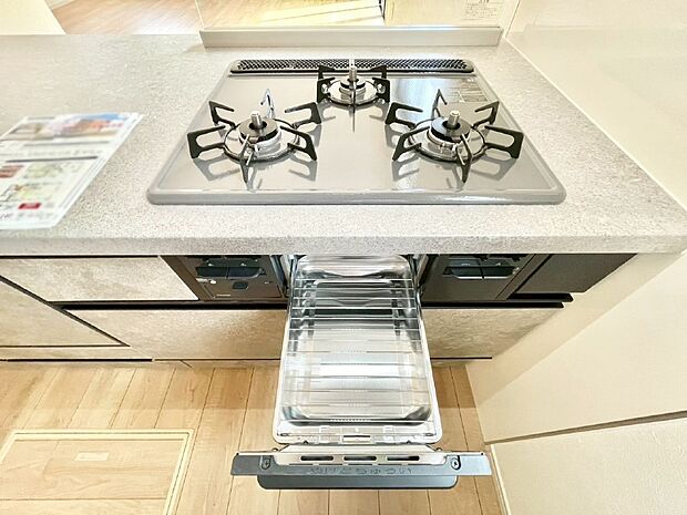 ガスコンロはＳｉセンサー搭載。火力調節や焦げ付き・消し忘れも防いでくれます。