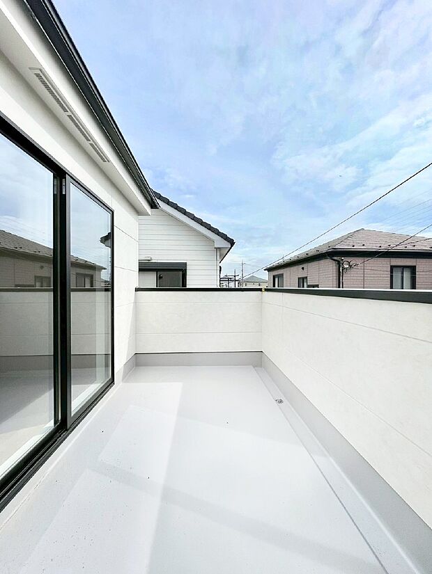 暖かな陽光が降り注ぐバルコニーはお洗濯におすすめ。爽やかな風も心地よいです。