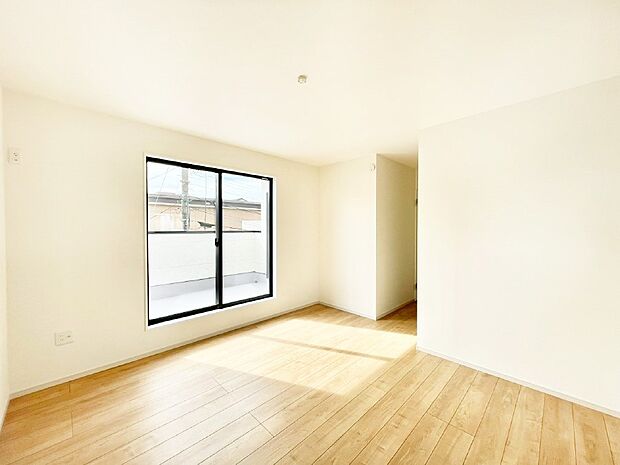 ウォークインクローゼットがあるお部屋！季節ごとの入れ替えも不要で便利です。 