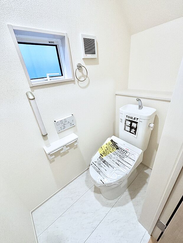 換気用小窓があり、明るく清潔な空間です。 