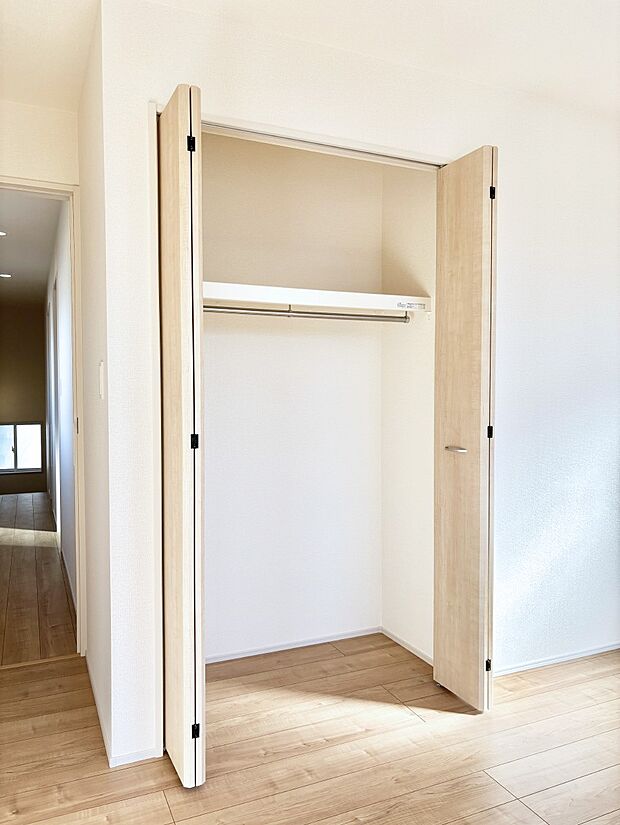 洋室のクローゼット。奥行きがあるので厚手の衣類もすっきり収まります。