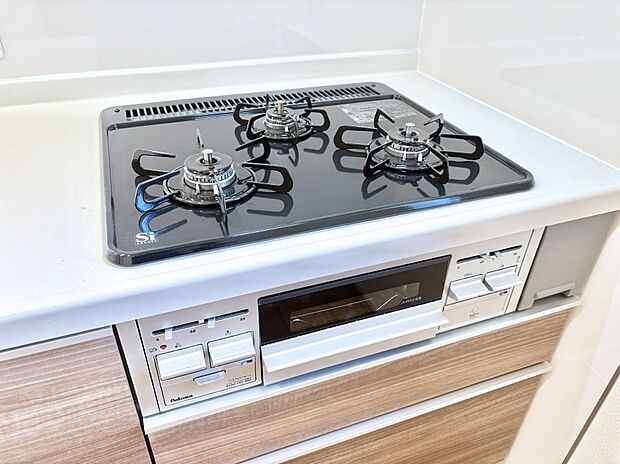 ガスコンロはＳｉセンサー搭載。火力調節や焦げ付き・消し忘れも防いでくれます。