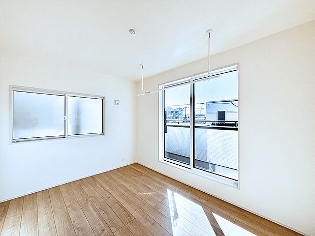 バルコニーが開放感をプラスしてくれる洋室