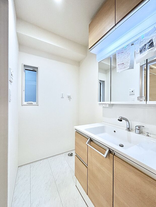 小窓がついているので湿気の多い場所でも換気が十分行えます。毎日の身支度を気持ち良く！