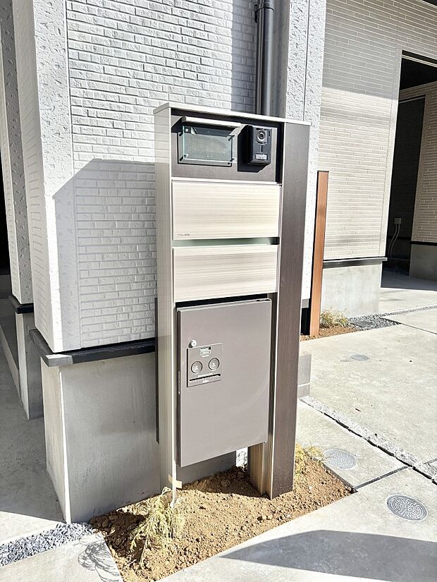 表札・インターホン・ポスト・宅配ＢＯＸをひとつに集約。エントランスになじむシンプルデザイン。