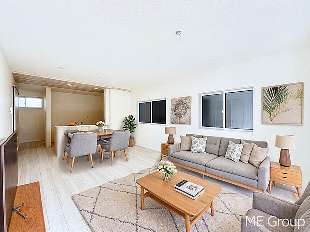 ご家族の賑やかな話し声で包まれる明るいリビング ※家具はCGです