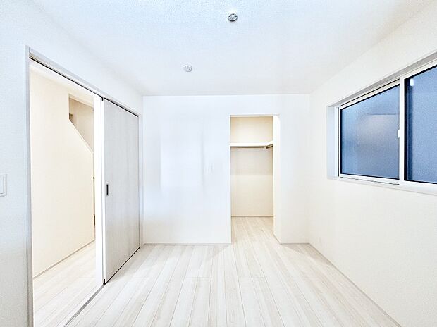 ウォークインクローゼットがあるお部屋。季節ごとの入れ替えも不要で便利です!