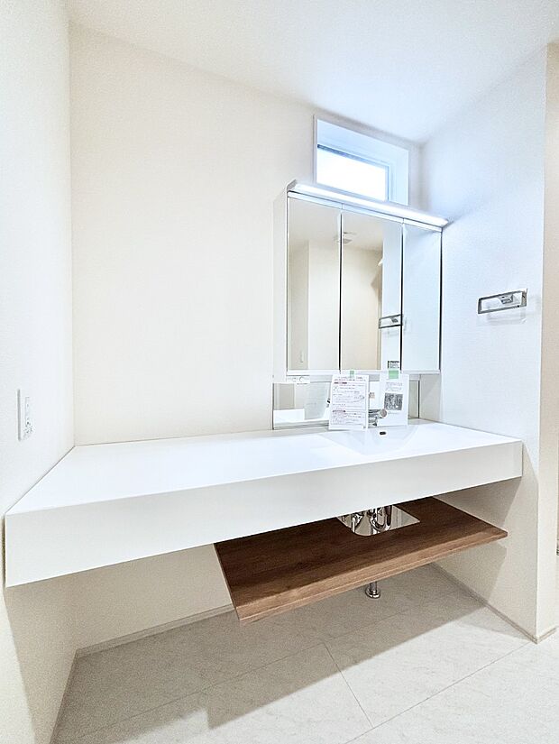 大きく見やすい三面鏡で清潔感ある洗面台は、身だしなみチェックや肌のお手入れにおすすめです。