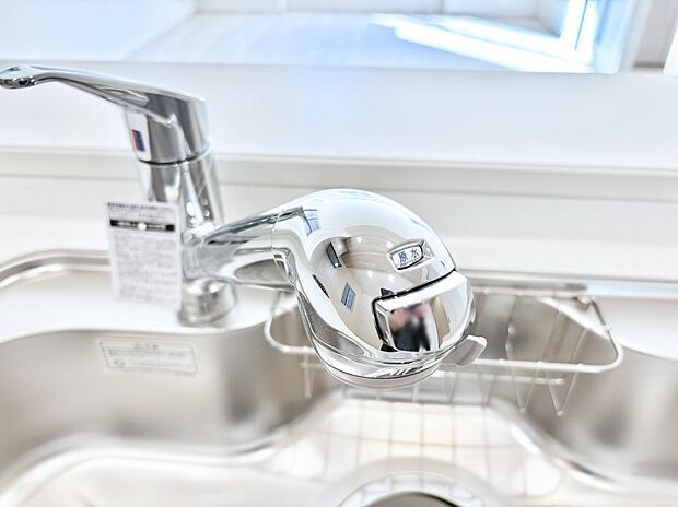 いつでも清潔なおいしいお水を。一つの水栓で水道水と浄水を使い分け。