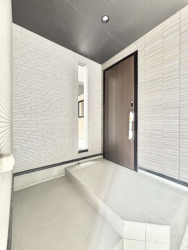 玄関アプローチにはプランターを並べて季節の花でお客様をおもてなしできます。