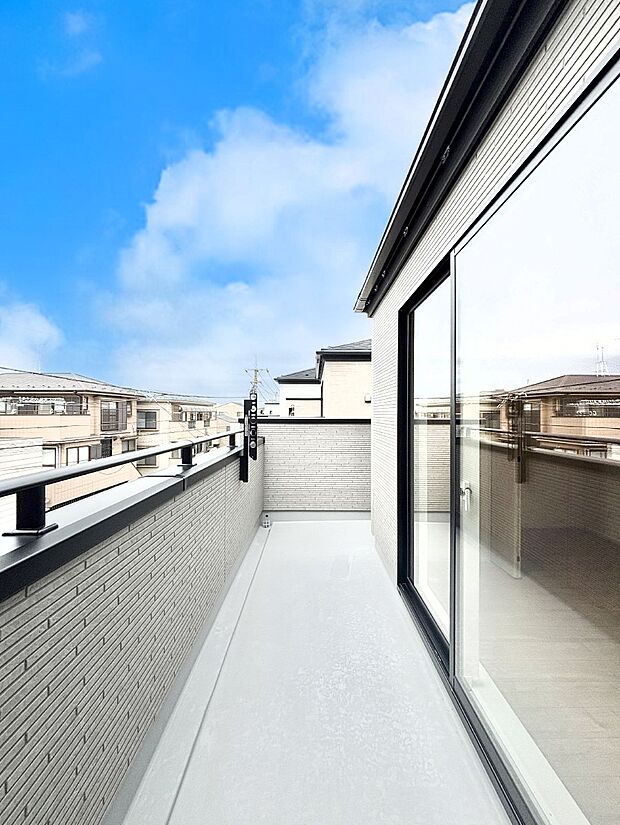 バルコニー3ヵ所！晴れた日には洗濯物やお布団が気持ちよく干せますね。