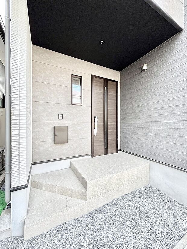 大切な家族、来客を出迎える玄関。