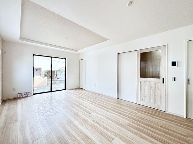 大きな窓からたっぷりの陽光と風を感じられるリビング