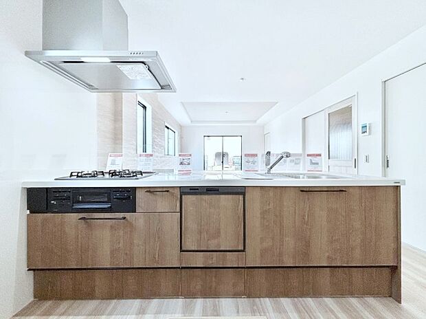 食洗機・浄水器・3ツ口コンロなどデザイン性も機能性も兼ね備えたシステムキッチン！