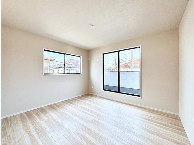 バルコニーが開放感をプラスしてくれる洋室  