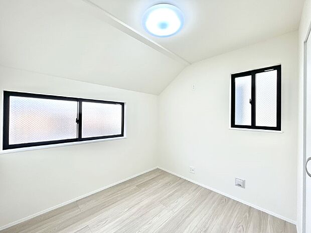 2面採光で気持ちよく自然光が取り入れられるのでお子様のお部屋にもピッタリ