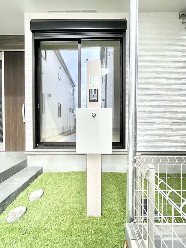 シンプルデザインのポスト。