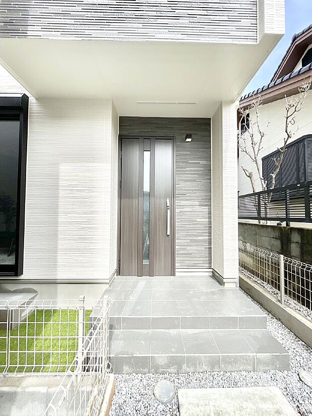 大切な家族、来客を出迎える玄関。