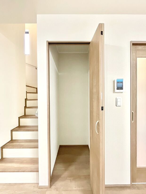 リビング収納。ここに収納があると物が集まるLDKがスッキリ片付きそうですね。