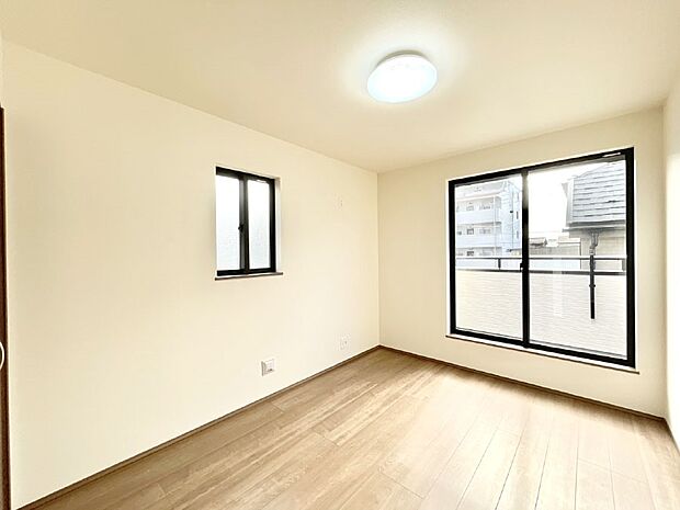 明るいバルコニーサイドに洋室を設置。目覚めの良い寝室に。 