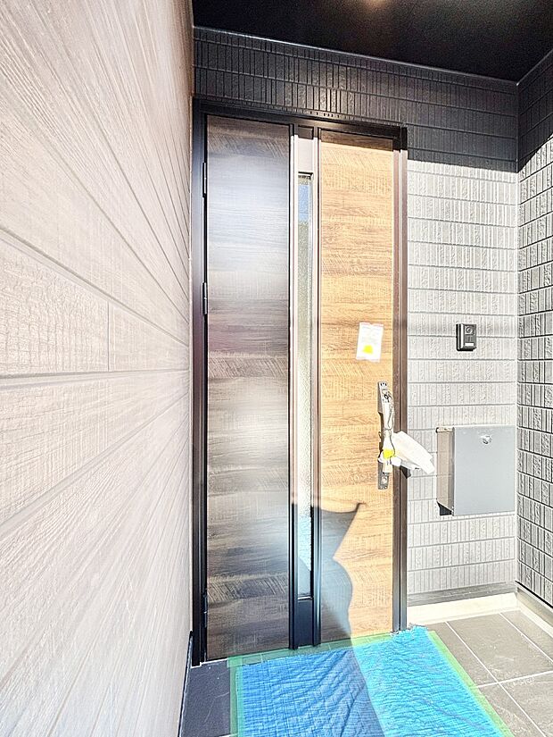 大切な家族、来客を出迎える玄関。