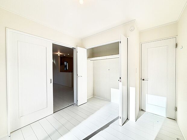 リビング横の洋室は引き戸を開ければリビングと一体に。閉じれば独立した洋室に。