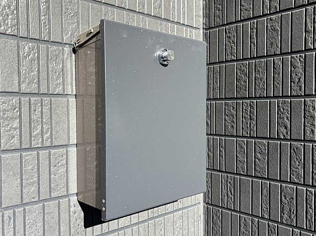 シンプルデザインのポスト。