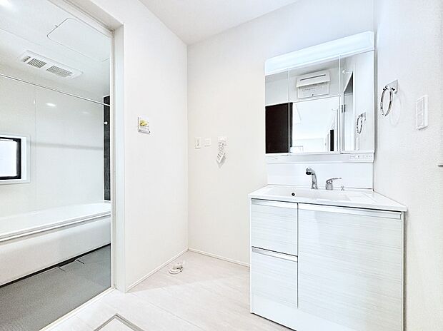 清潔感ある洗面化粧室で朝の身支度も快適