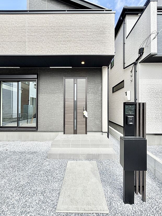 玄関アプローチにはプランターを並べて季節の花でお客様をおもてなしできます。