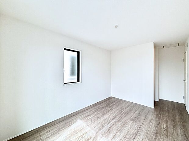 ウォークインクローゼットがあるお部屋。季節ごとの入れ替えも不要で便利です！