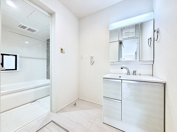 清潔感ある洗面化粧室で朝の身支度も快適