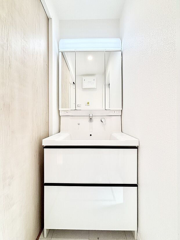 収納力と機能性に優れた洗面化粧台