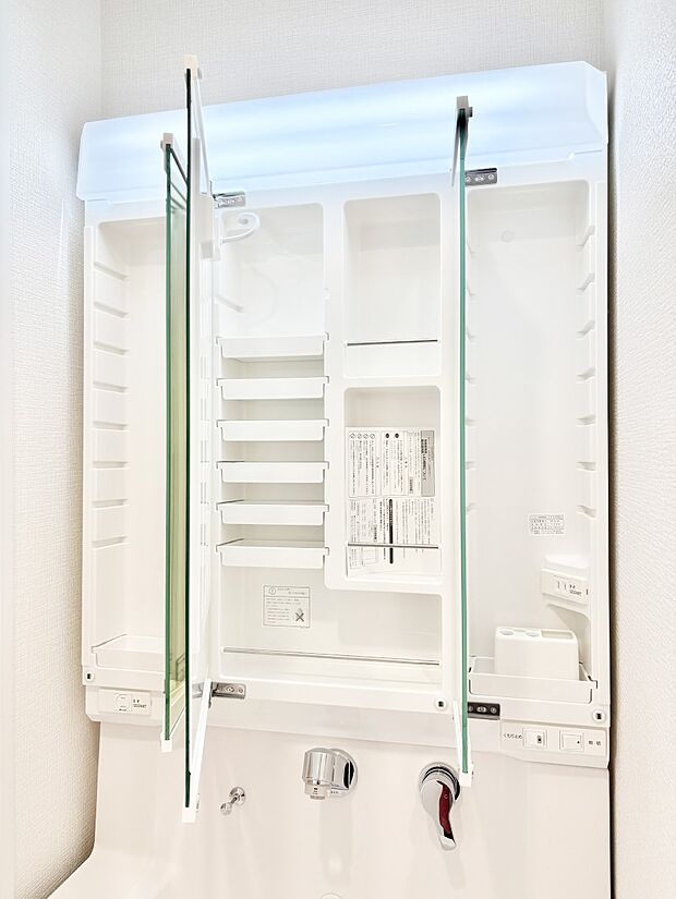 三面鏡の裏に、化粧品や衛生用品などを収納可能。洗面台をすっきりと保ちます！