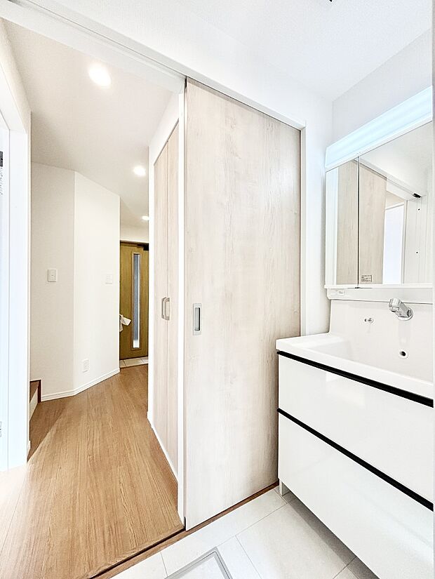 清潔感ある洗面化粧室で朝の身支度も快適