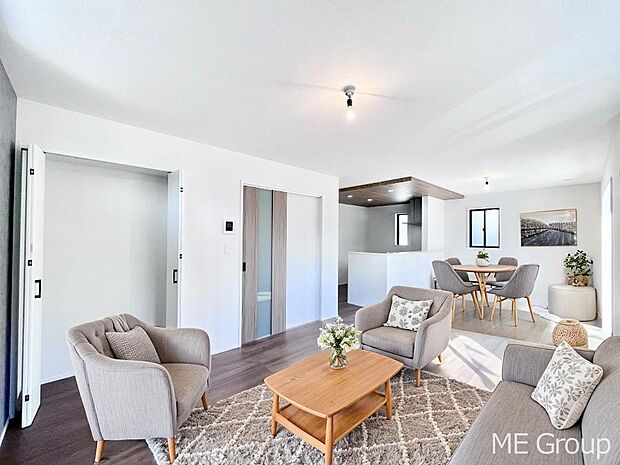 ご家族の賑やかな話し声で包まれる明るいリビング ※家具はCGです