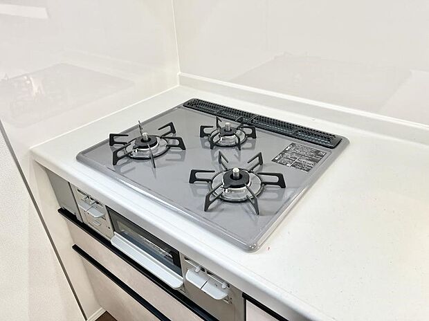 ガスコンロはSiセンサー搭載。火力調節や焦げ付き・消し忘れも防いでくれます。