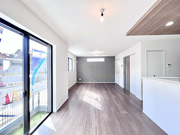 アクセントクロスがお洒落なダイニング。家族でのんびりくつろげる広々スペース。