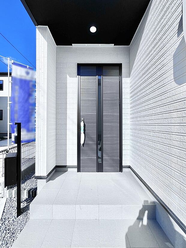 玄関前は雨が降っても濡れにくい屋根付き