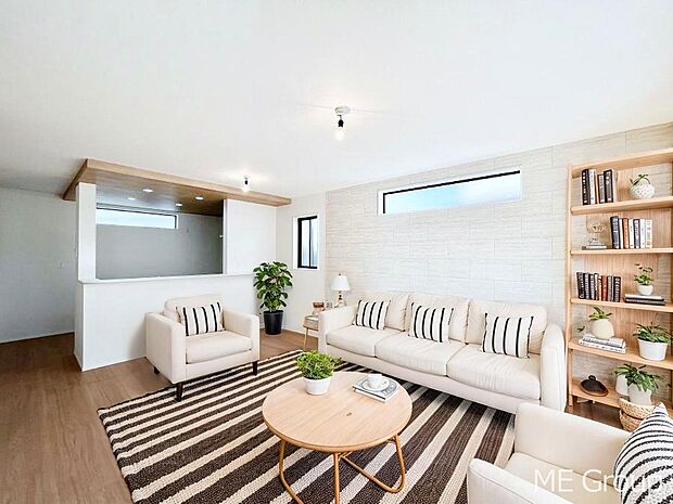 家族の和やかな会話が聞こえてきそう。開放感のあるリビングです。※家具はCGです  