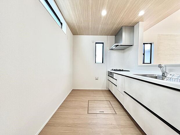 爽やかな風が通り抜けるキッチン。窓があるので明るく換気にも役立ちます。