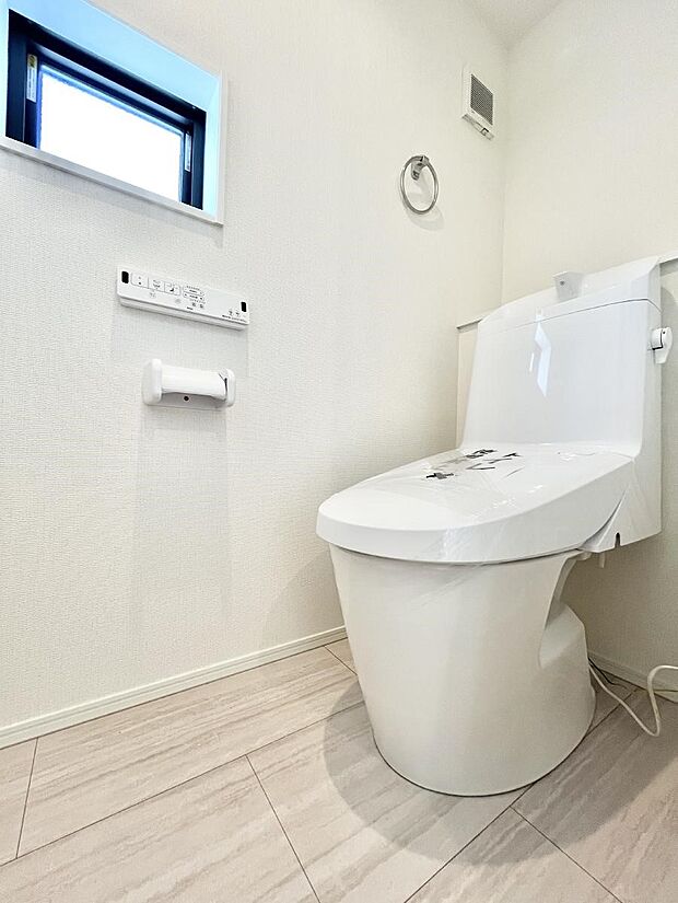 換気用小窓があり、明るく清潔な空間です。 