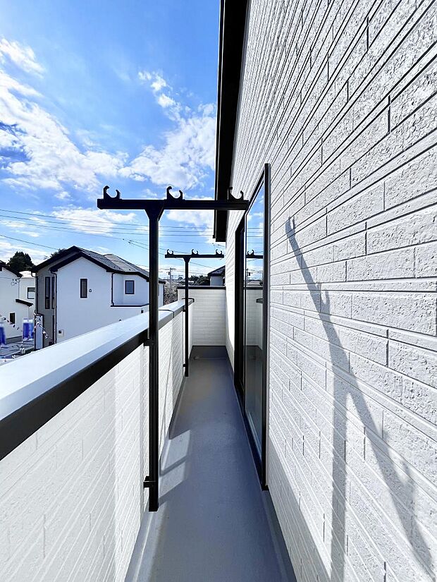 暖かな陽光が降り注ぐバルコニーはお洗濯におすすめ。爽やかな風も心地よいです。 