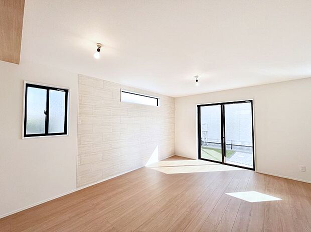 大きな窓からたっぷりの陽光と風を感じられるリビング  