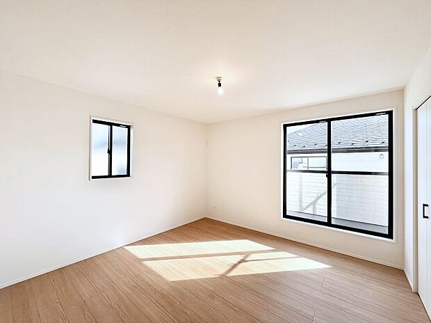 バルコニーが開放感をプラスしてくれる洋室  