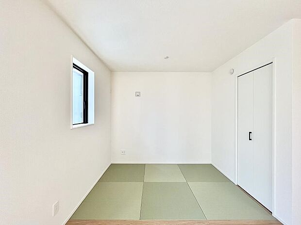 リビングと隣り合っている和室。ほっと一息できる和の空間です。