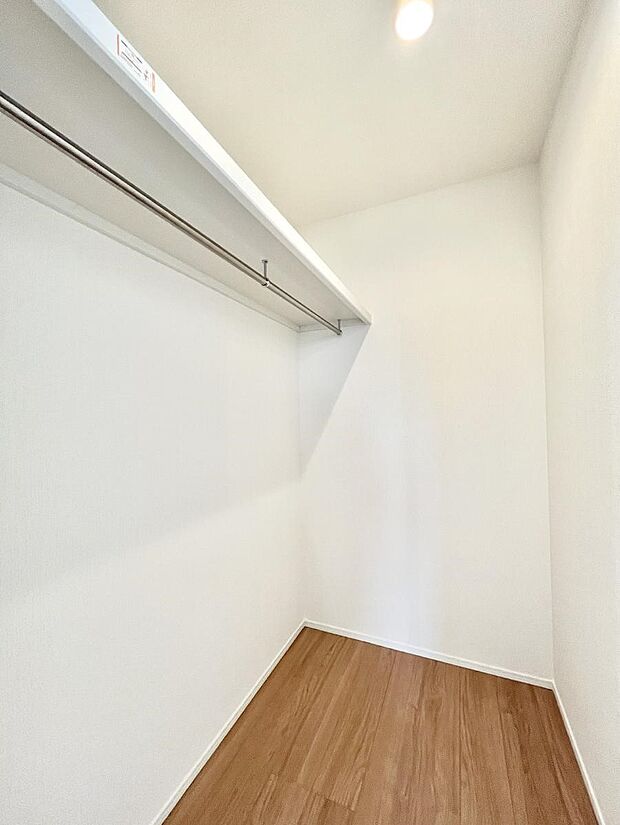 ウォークインクローゼットの活用で生活空間スッキリ