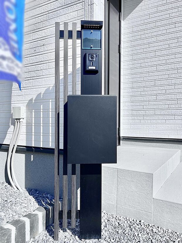 表札・インターホン・ポストをひとつに集約。エントランスになじむシンプルデザイン。