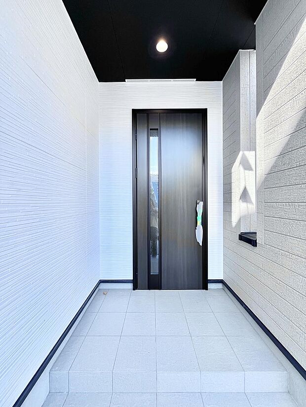 玄関前は雨が降っても濡れにくい屋根付き