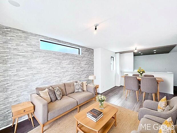 ご家族の賑やかな話し声で包まれる明るいリビング ※家具はCGです